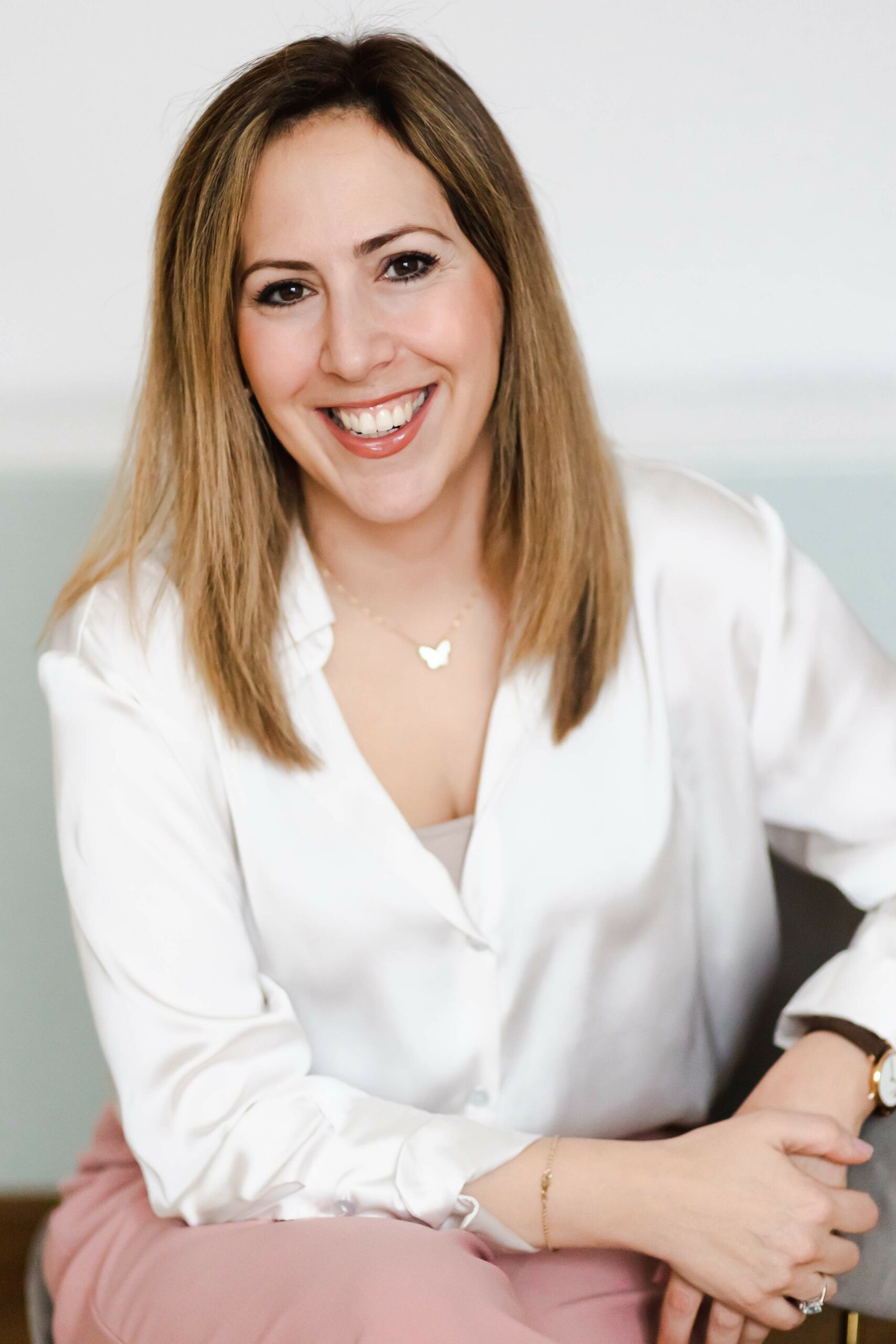 Rechtsanwältin Nazanin Reissler lächelt in die Kamera in ihrer Kanzlei für Erbrecht