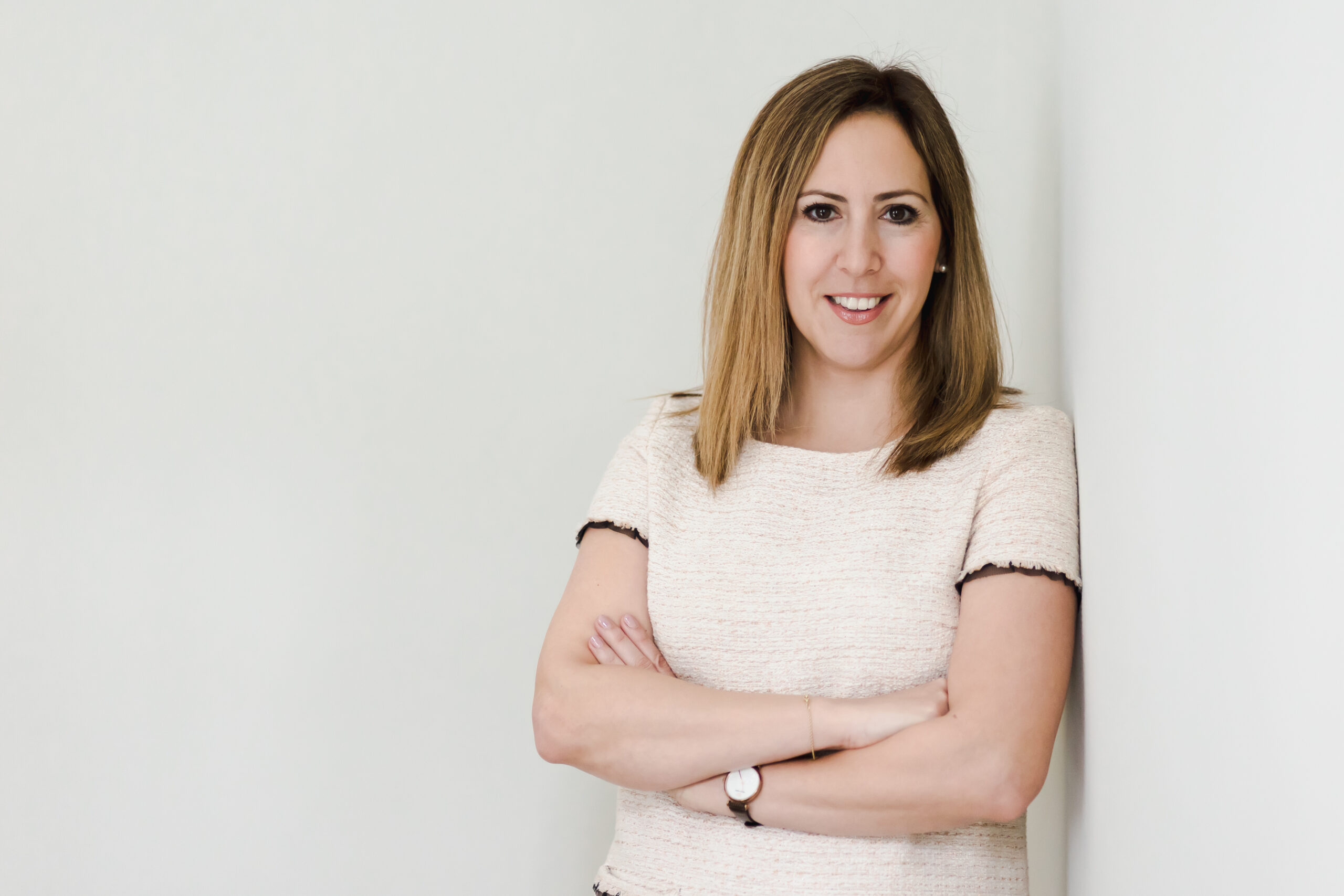 Rechtsanwältin Nazanin Reissler posiert vor weisser Wand in ihrer Kanzlei für Erbrecht